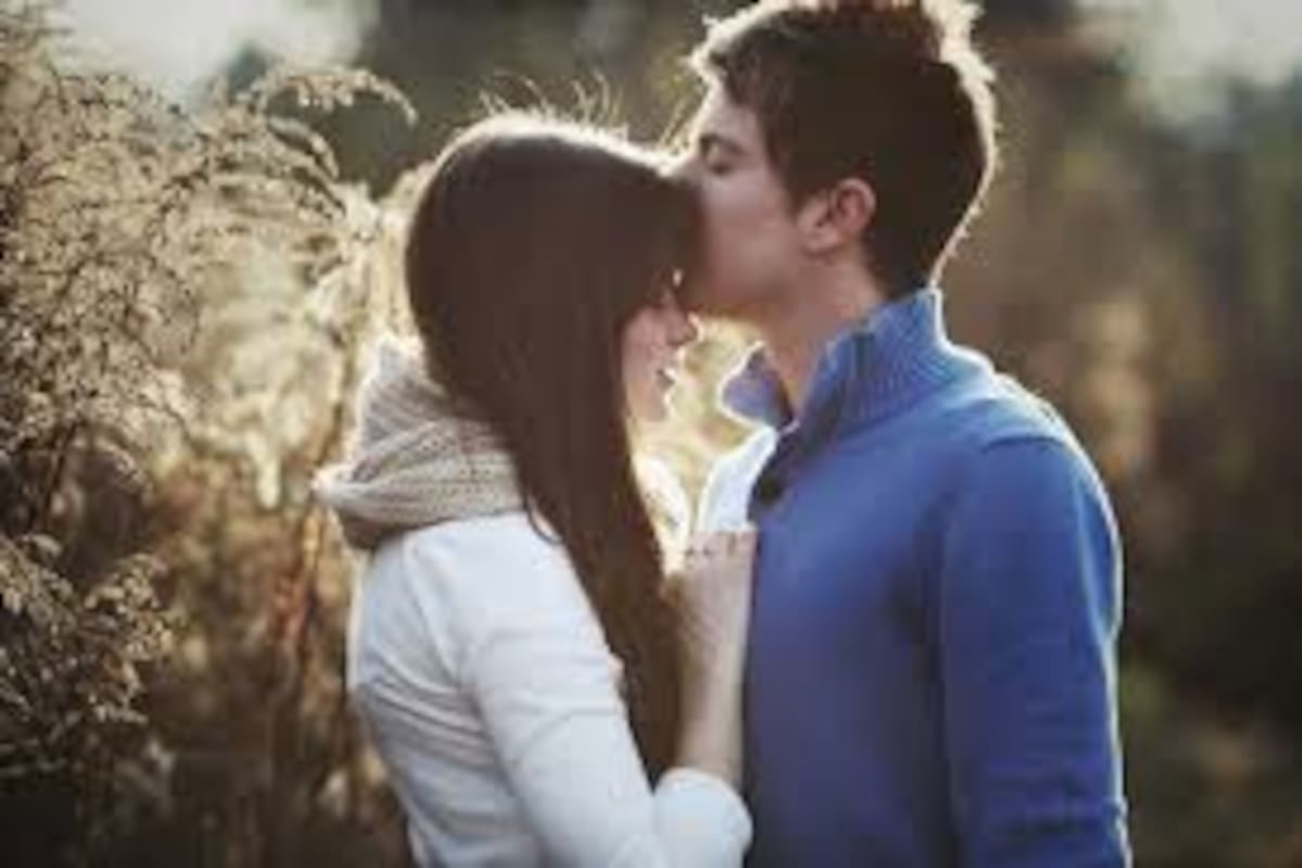 Hombre ofrecía la cura del beso para el Covid-19 y fallece por la enfermedad