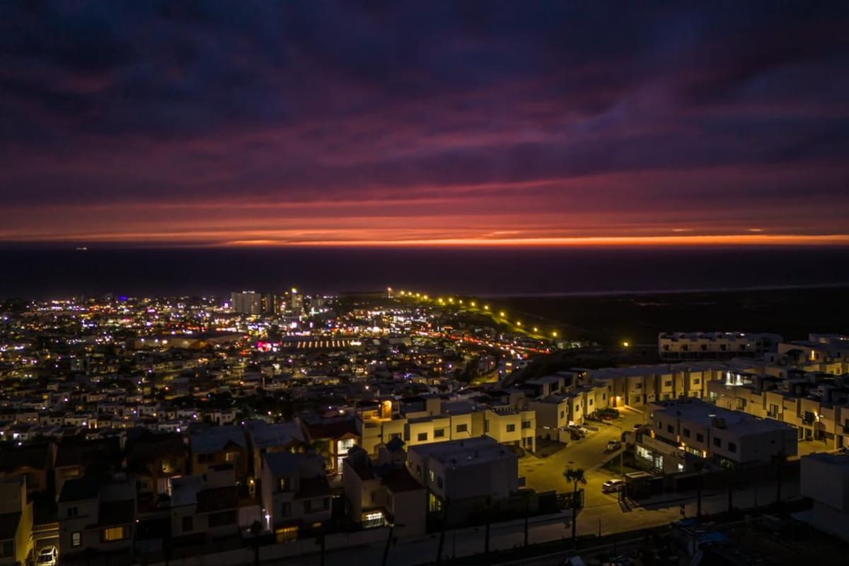 Atardecer en Tijuana sorprende con tonos rojos, violetas y anaranjados en la zona costa