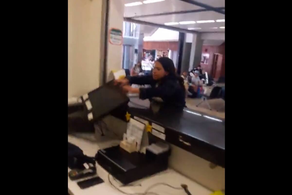 VIDEO: Mujer pierde su vuelo y ataca a personal