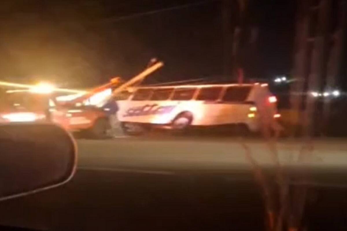 Chofer de transporte de personal resultó lesionado en volcadura