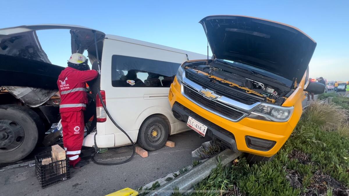 Tras una hora de labores de rescate lograron sacar al hombre de la camioneta para ser traslado a un hospital.