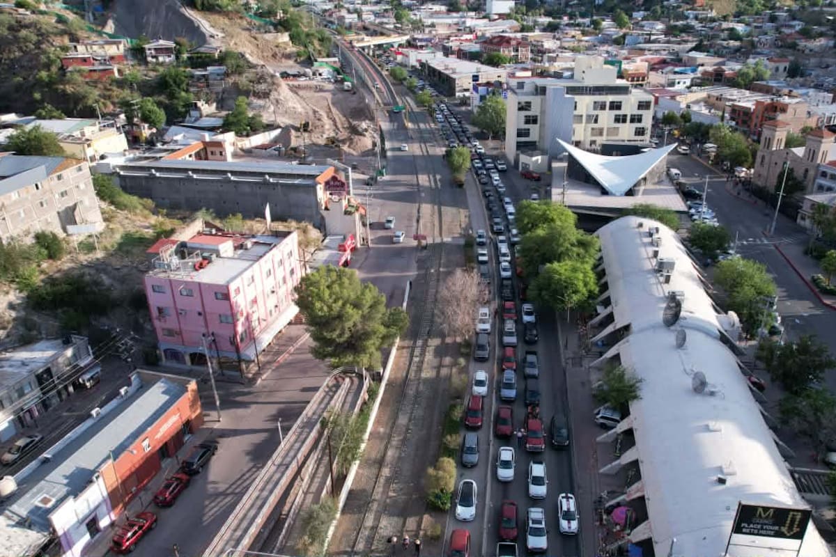 Prevalecen largas filas en garitas de Nogales