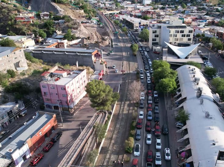 Prevalecen largas filas en garitas de Nogales