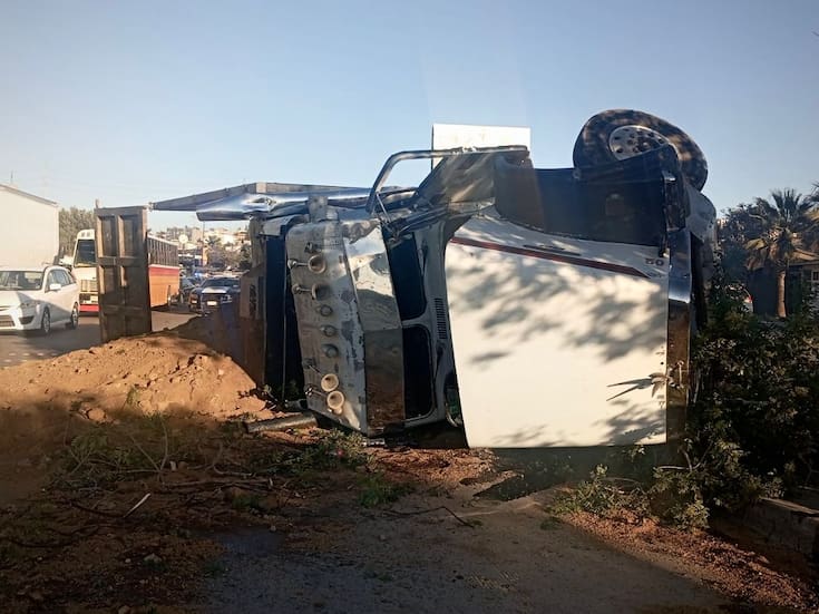 Provoca congestionamiento vial volcadura de camión en bulevar Casa Blanca