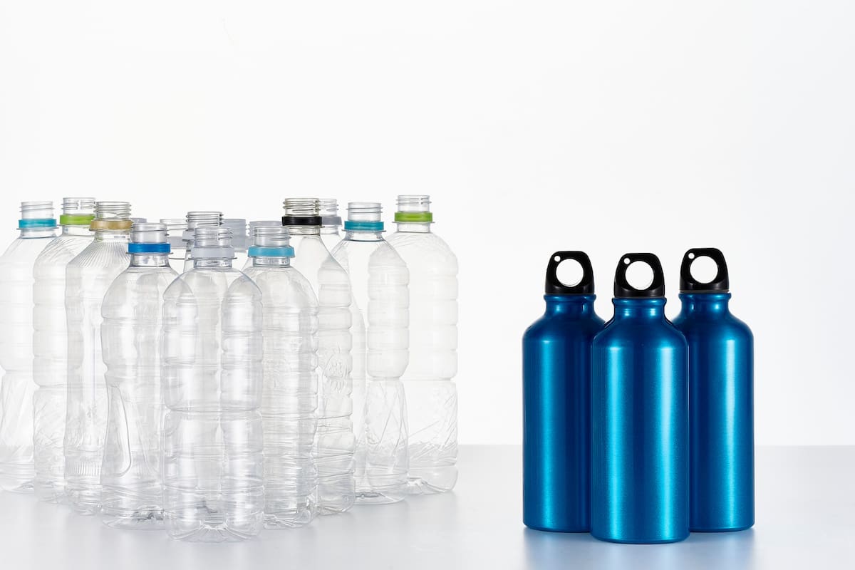 ¿Es recomendable tomar agua de botellas de aluminio?