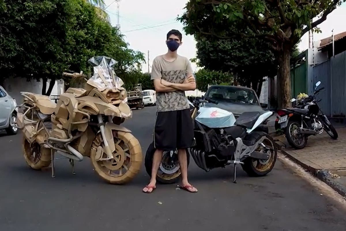 Joven brasileño crea réplicas de motocicletas tamaño real con cartón