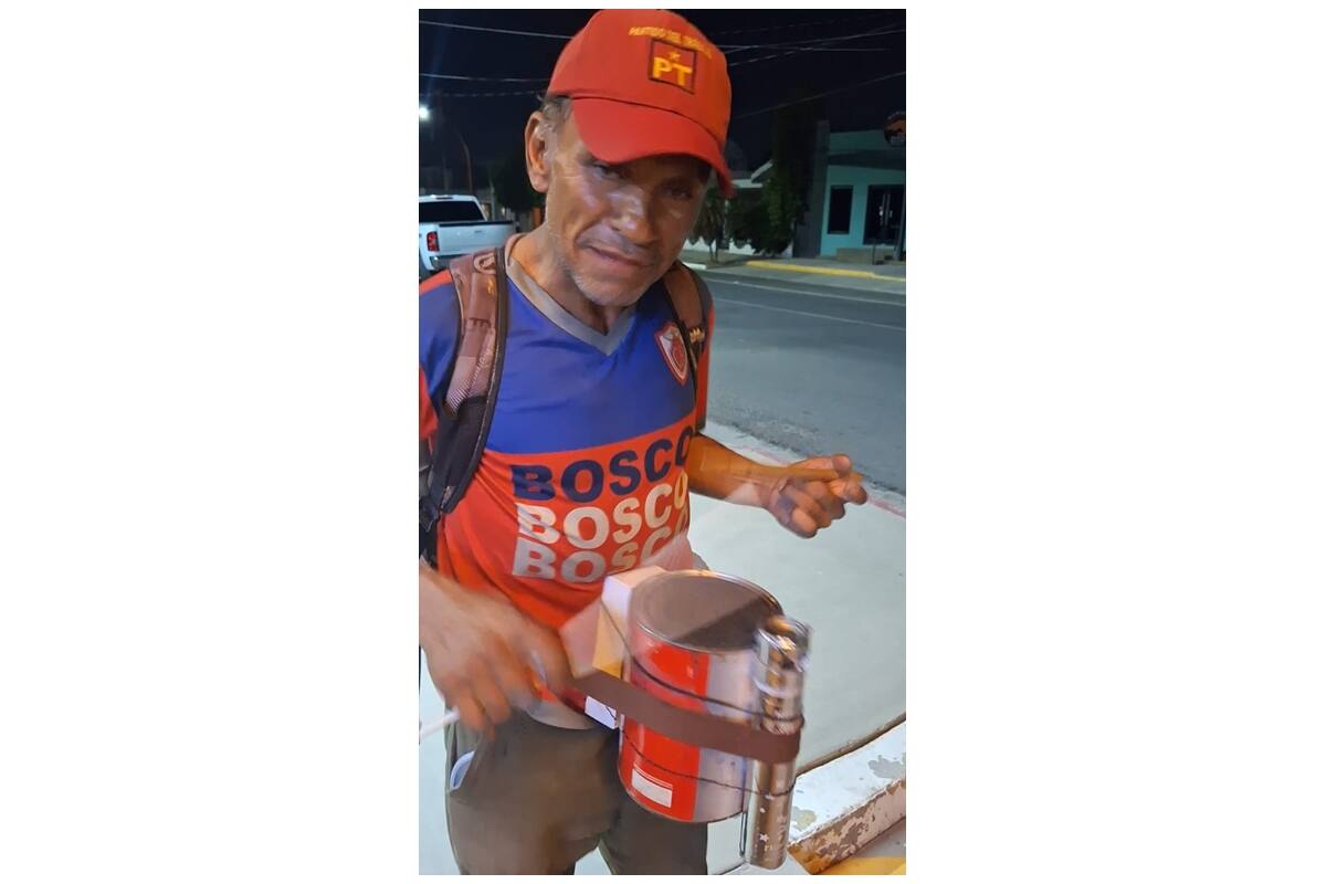 Héctor crea instrumentos con basura para tocar su propia música