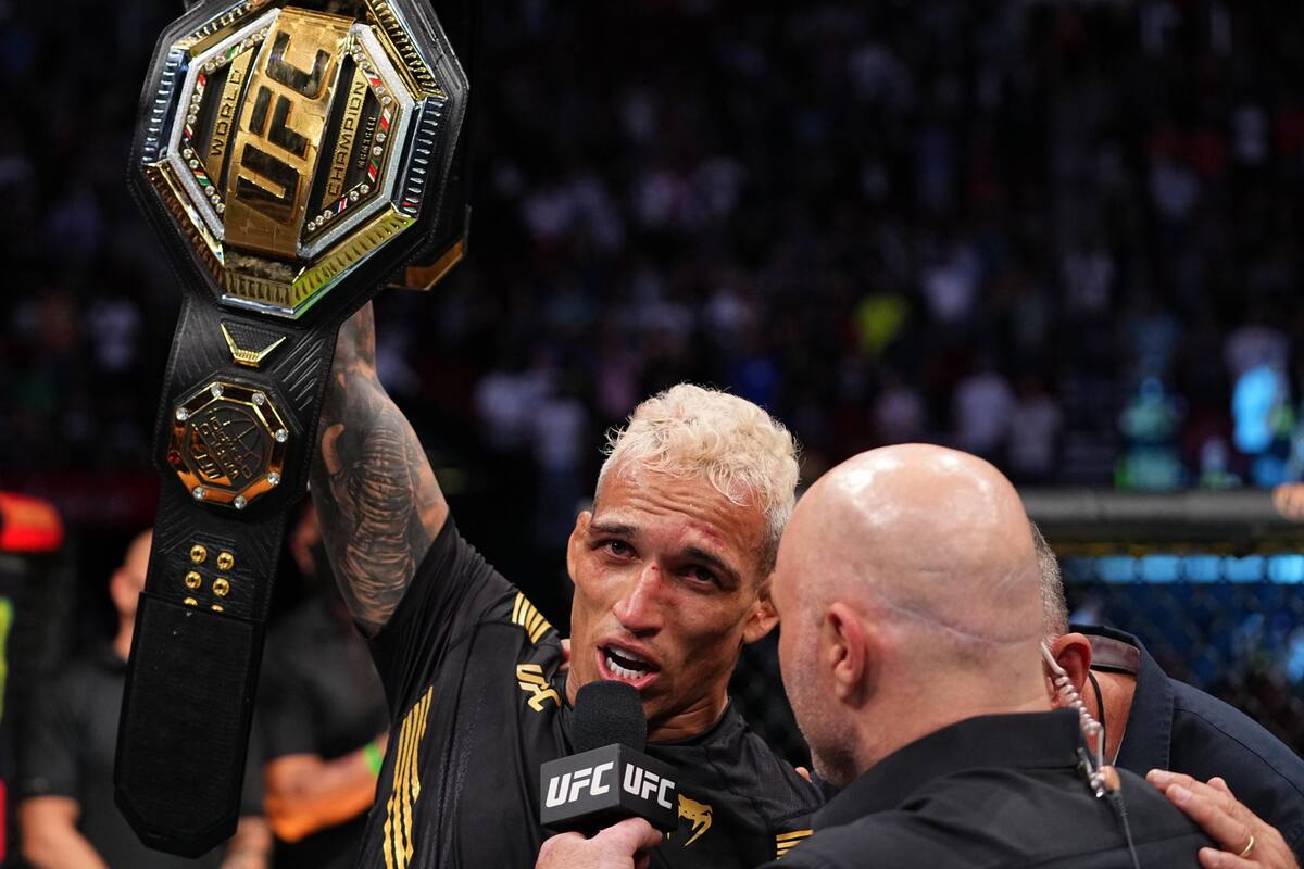 UFC: Charles Oliveira noquea a Michael Chandler y es campeón de peso ligero
