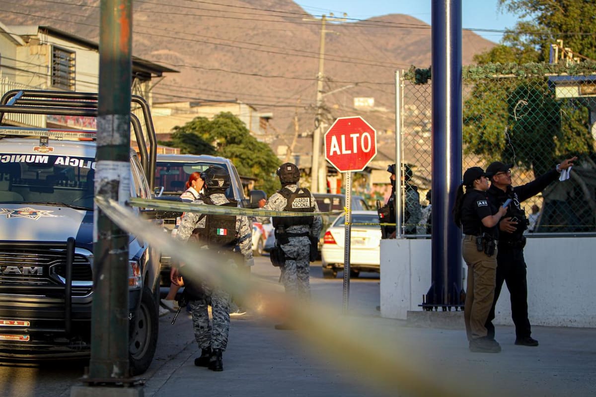 Un hombre de aproximadamente 35 años fue asesinado a balazos mientras circulaba por Altiplano; los responsables huyeron y autoridades investigan el ataque. Foto: Border Zoom.
