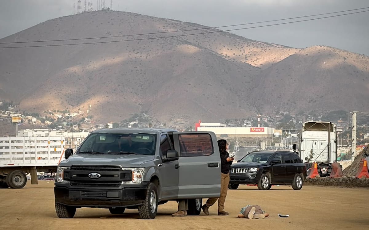 El hombre fue localizado en una zona de construcción de los carriles confinados del bulevar 2000. Foto: Border Zoom