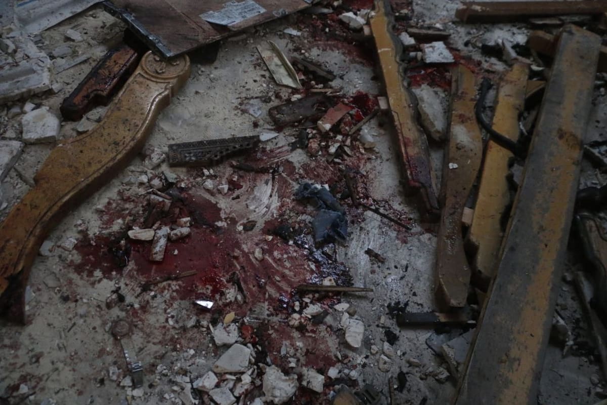 DAMASCO, 22/06/2025.- Al menos 13 civiles murieron y otros 53 resultaron heridos este domingo en un "ataque suicida" perpetrado por un supuesto miembro del grupo terrorista Estado Islámico (EI) contra la iglesia cristiana de Mar Elías de Damasco, informó el Ministerio de Salud de Siria. EFE/Defensa Civil Siria/SOLO USO EDITORIAL/SOLO DISPONIBLE PARA ILUSTRAR LA NOTICIA QUE ACOMPAÑA (CRÉDITO OBLIGATORIO)