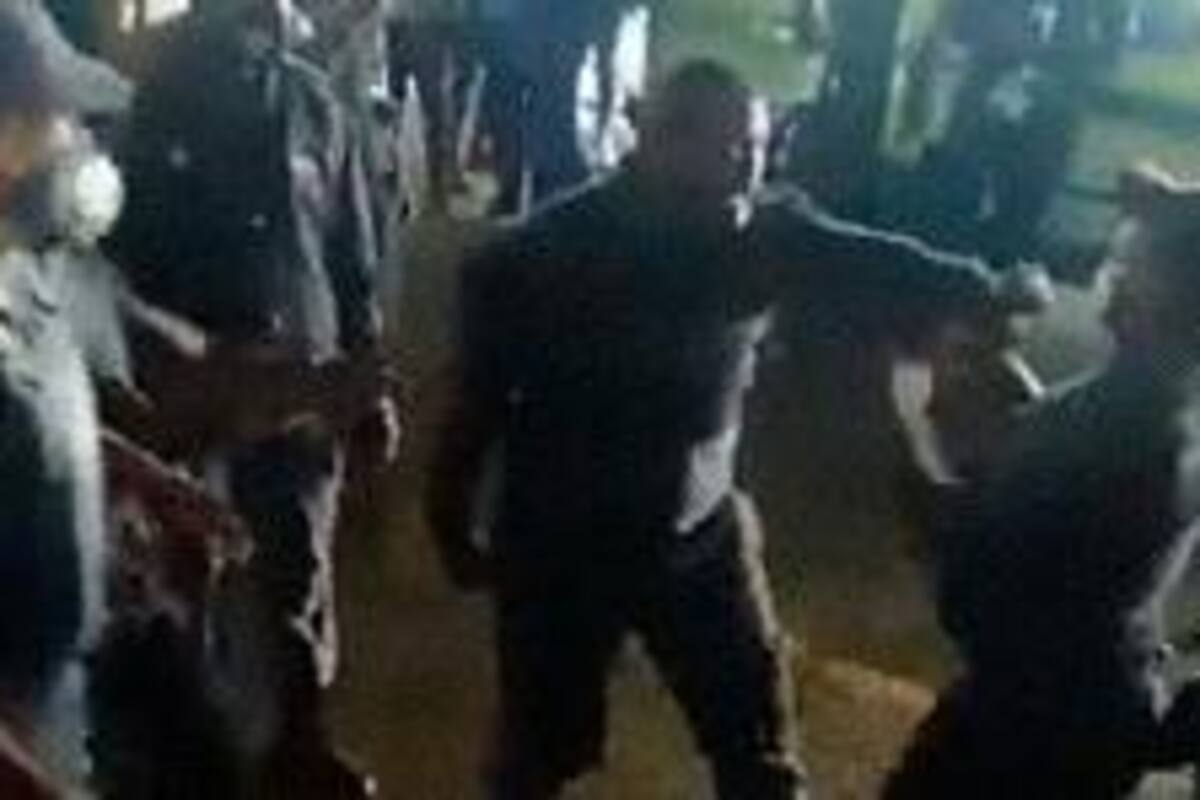 VIDEO: Policía se enfrenta a sus compañeros con movimientos de kung-fu y estos le echan gas pimienta