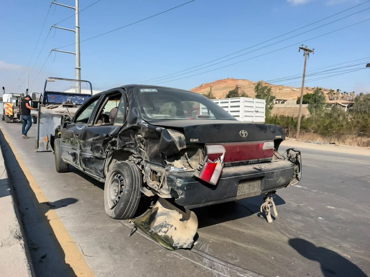 El Toyota Corolla presentó daños en la carrocería tras el choque registrado durante la mañana de este jueves en el bulevar 2000. Foto: Cortesía / Border Zoom