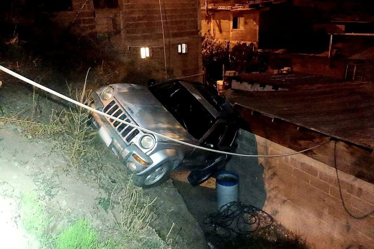 Cae vehículo sobre casa en Nogales
