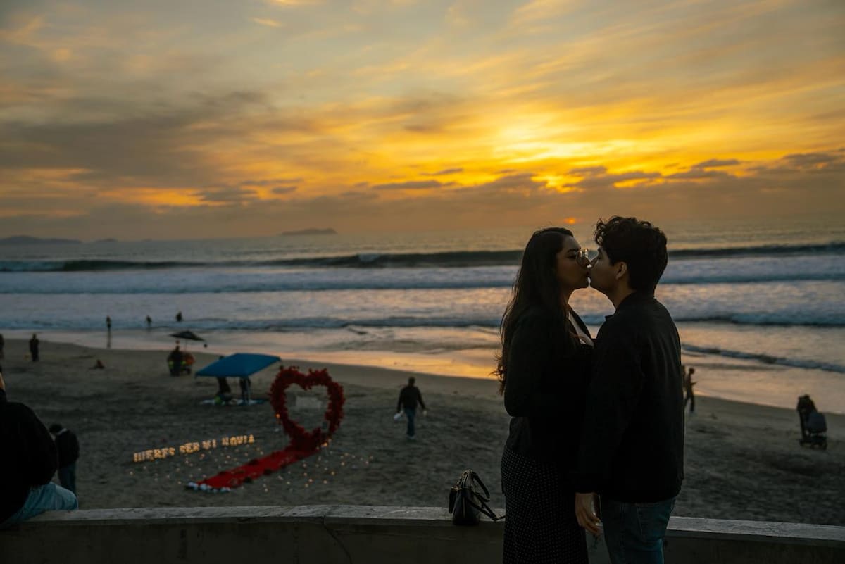 Decenas de personas caminaron por la orilla, disfrutaron el atardecer y presenciaron incluso el paso del cohete Falcon 9 al caer la noche. Foto: Border Zoom