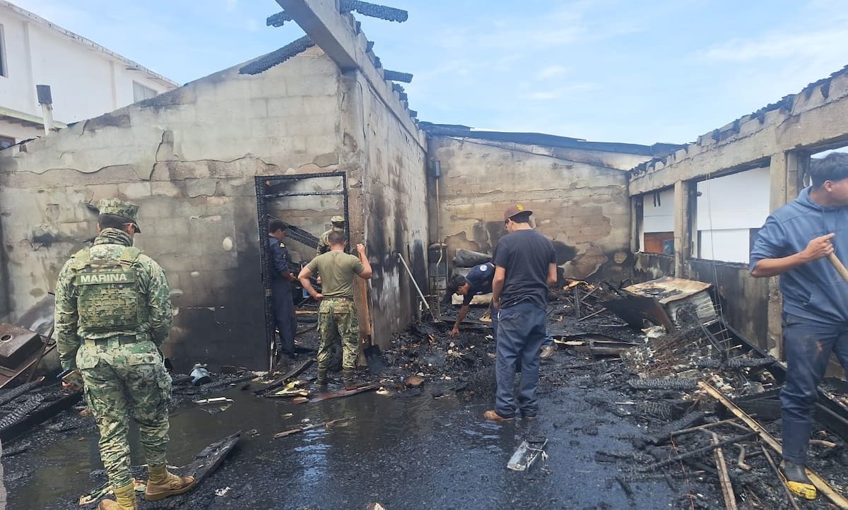 Un incendio en el centro de rehabilitación “Casa Hogar Caridad Isla de Cedros” fue sofocado por personal de la Secretaría de Marina y Bomberos Voluntarios; no se reportaron pérdidas humanas. Foto: Cortesía