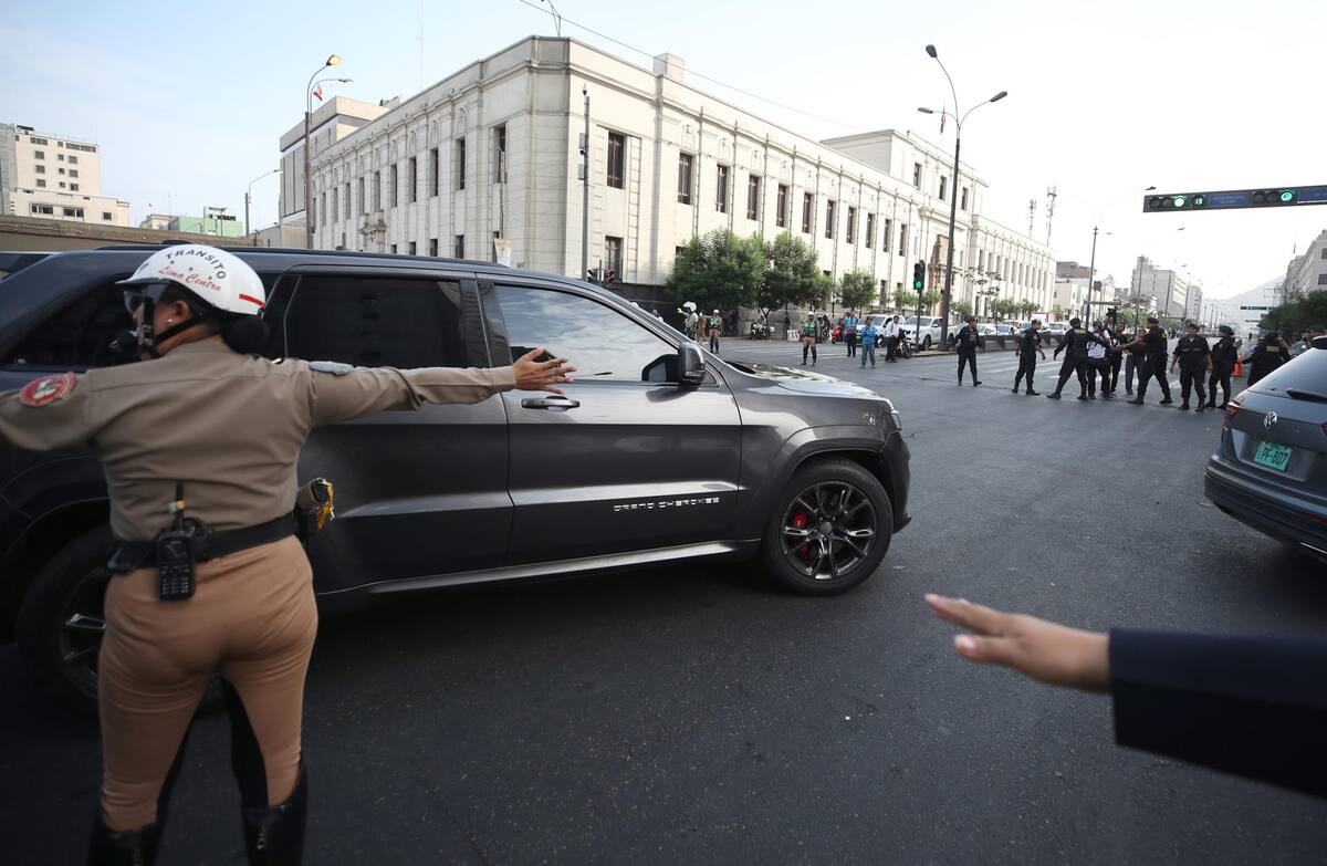 Fotografía que muestra la llegada del vehículo que transporta a la presidenta de Perú, Dina Boluarte, a su llegada a la Fiscalía este viernes en Lima, Perú. | Crédito: EFE