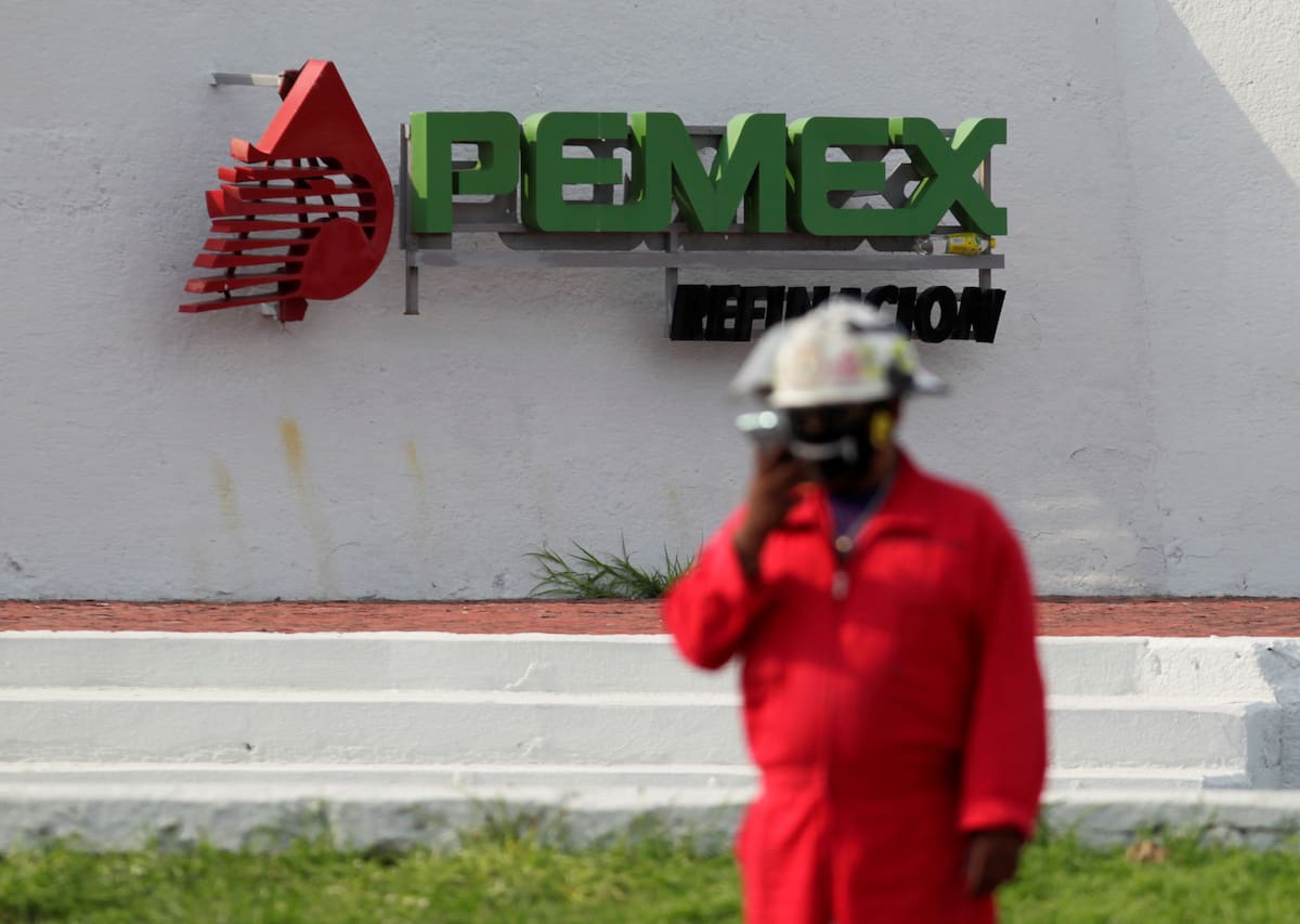 FOTO DE ARCHIVO: El logo de la petrolera estatal mexicana PEMEX es fotografiado durante una protesta contra la propuesta del senador Samuel García de cerrar la refinería de Cadereyta como medida para reducir los niveles de contaminación en el aire, en Cadereyta en las afueras de Monterrey, México. 6 de agosto de 2020. REUTERS / Daniel Becerril / Foto de archivo