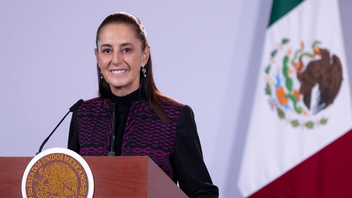 Claudia Sheinbaum afirma que la honestidad es indispensable para mantener la autoridad moral de la 4T y sostiene que no hay cabida para la corrupción durante una visita a Apatzingán, donde entregó apoyos económicos a mujeres y recibió demandas de seguridad
