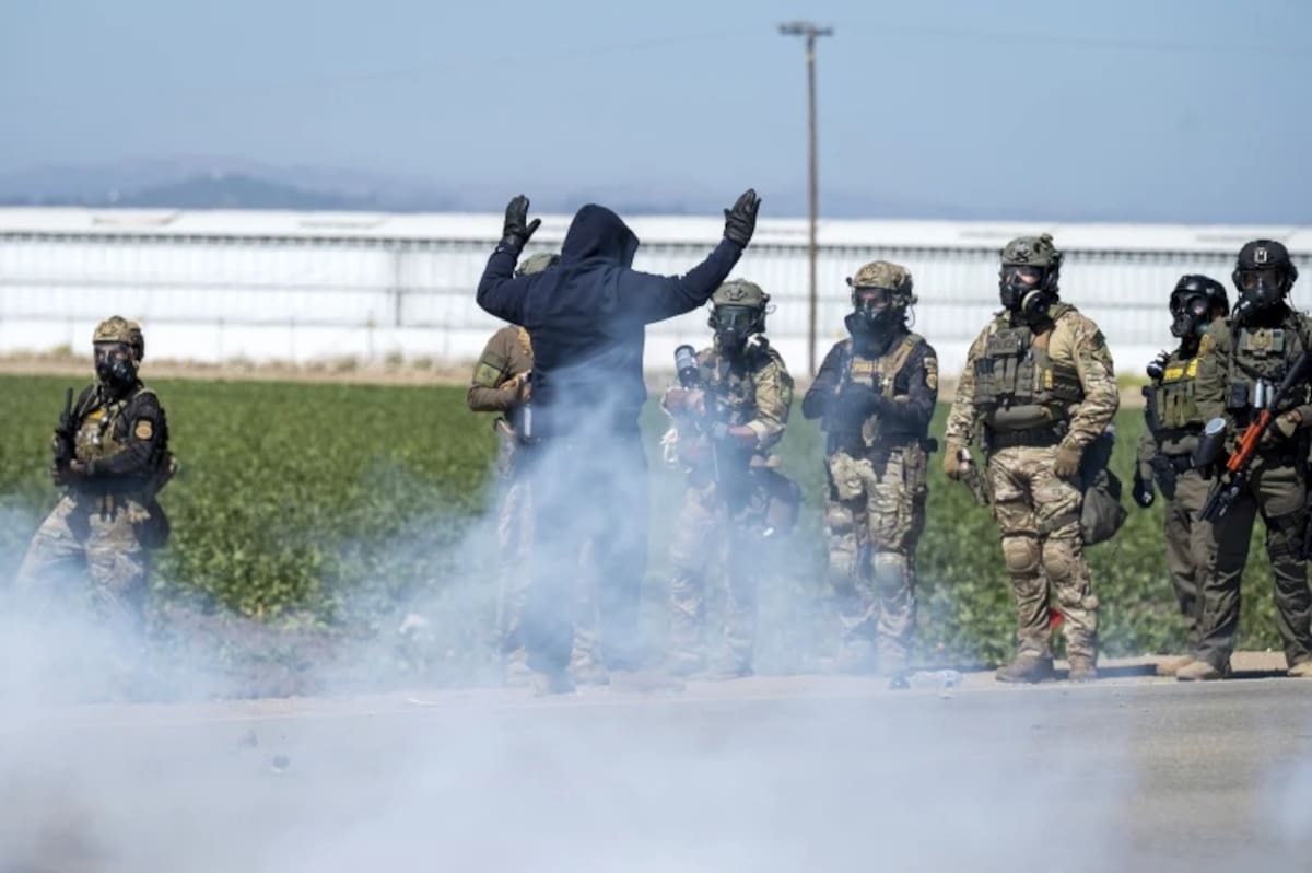 Agentes federales de inmigración lanzan gases lacrimógenos contra manifestantes durante una redada en la zona agrícola de Camarillo, California, el jueves 10 de julio de 2025. | Crédito: AP/Michael Owen Baker, Archivo