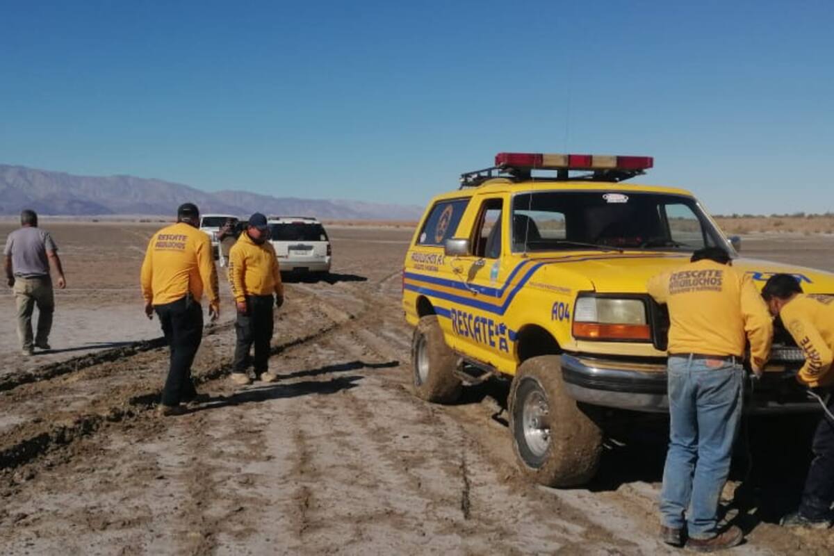 Auxilian a geólogos atascados en la laguna Salada