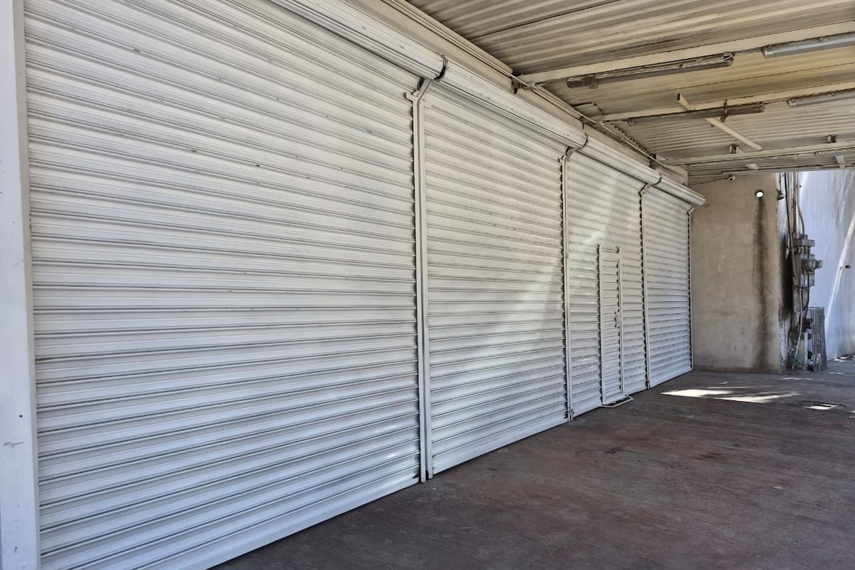 Algunos comercios operan con cierres parciales en Tijuana