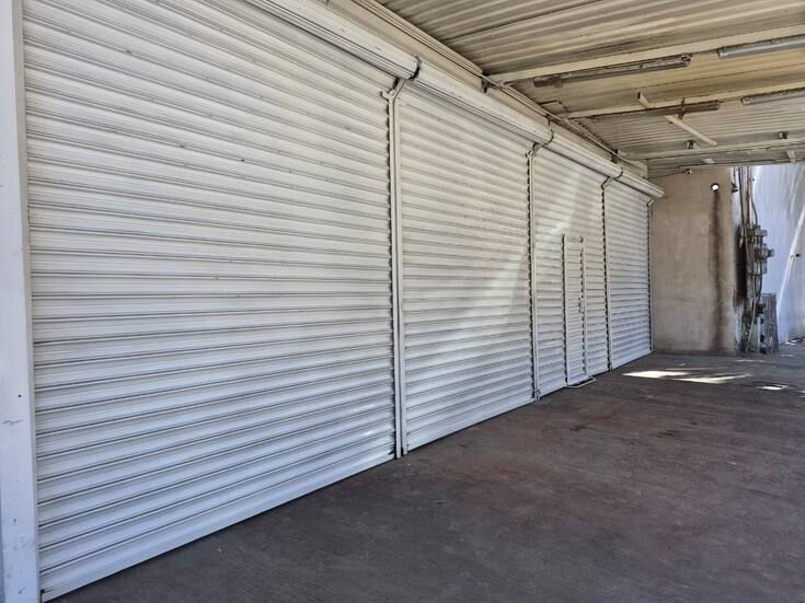 Algunos comercios operan con cierres parciales en Tijuana