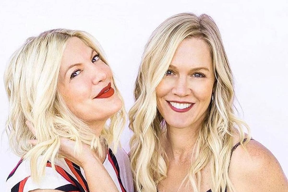 Tori Spelling y Jennie Garth responden a las acusaciones de su excompañera de “Beverly Hills 902010”, Vanessa Marcil, quien afirma que había “malicia” en el set de grabación