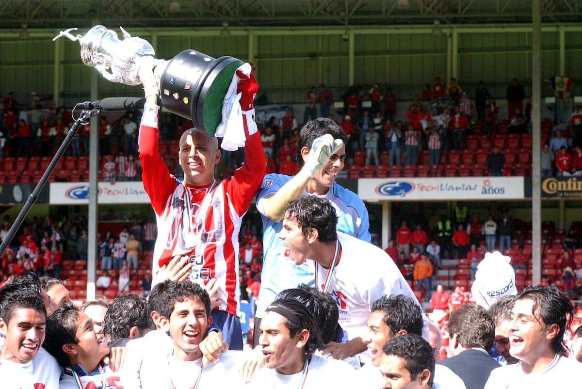 Las Chivas rayadas del Guadalajara resultaron vencedoras en el partido contra los Diablos del Toluca, lo que las convierte en Campeon del Torneo de Apertura 2006 del futbol mexicano.
NOTIMEX/FOTO/JORGE ARCIGA/JAA/SPO/