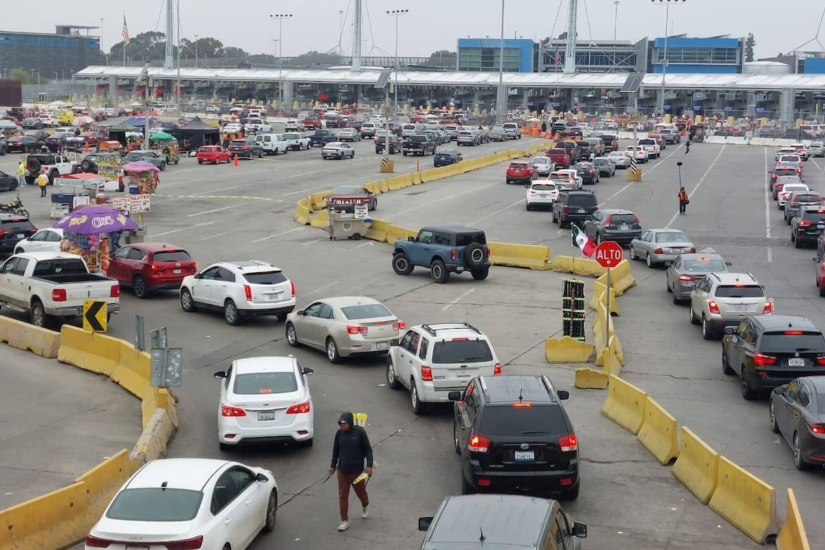Reportan largas filas para cruzar a EU tras festejo del 4 de julio
