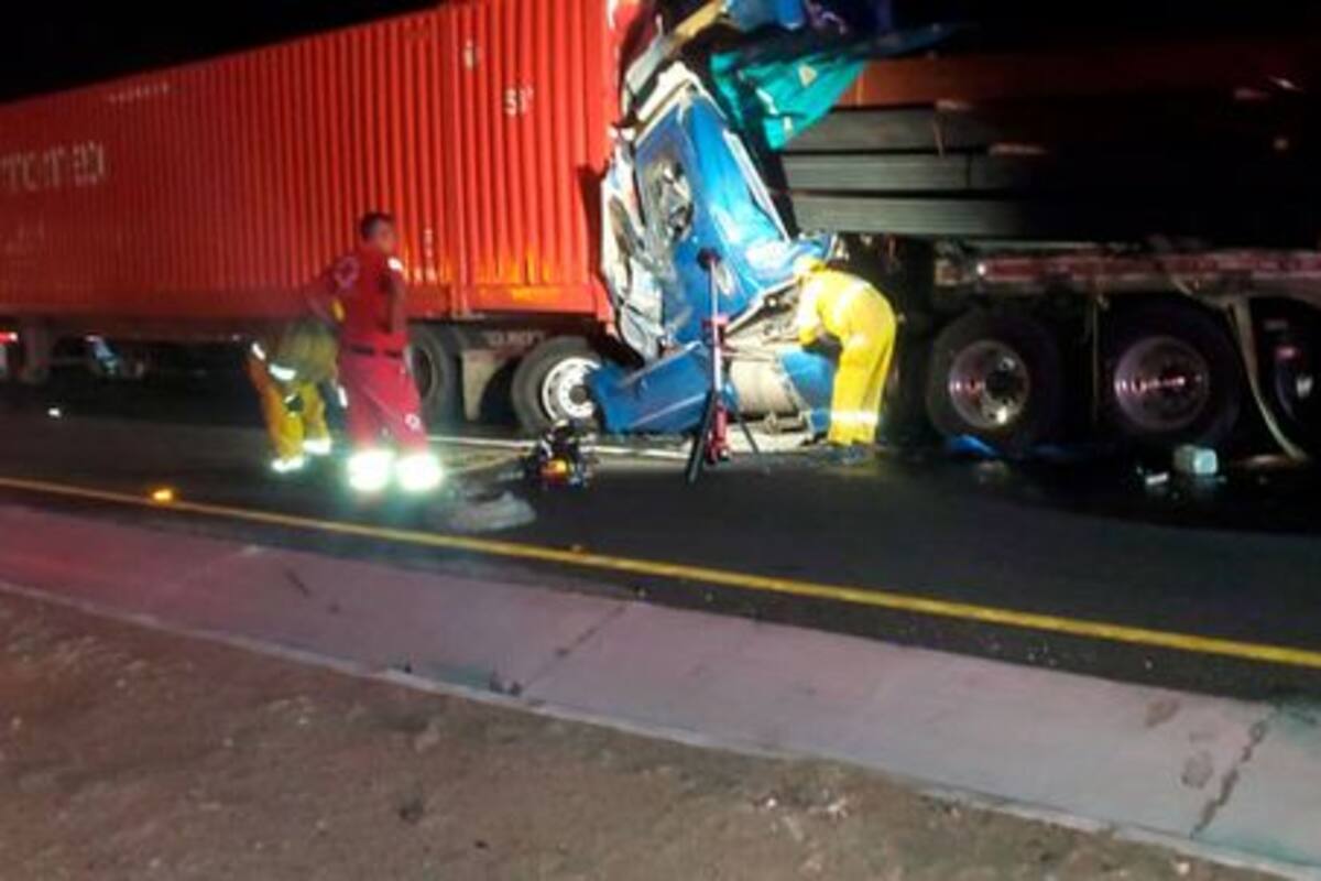 Muere camionero prensado en carretera Mexicali-Tecate