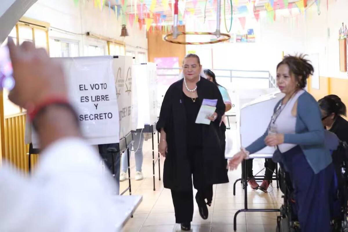 Acude Guadalupe Taddei, presidenta del INE, a emitir su voto en jornada electoral