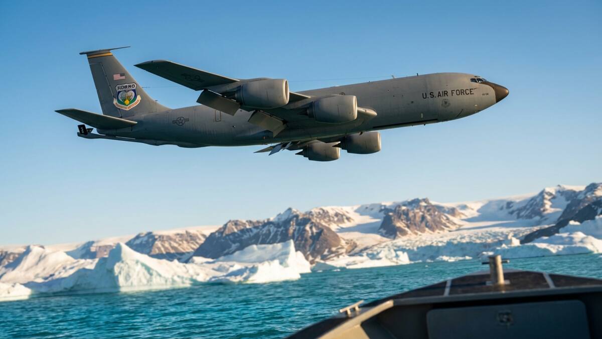 Escala la tensión en el Ártico: Aviones militares de Estados Unidos y Canadá alistan su llegada a la base espacial de Groenlandia tras el retiro de las tropas europeas y en medio de las amenazas arancelarias de Donald Trump