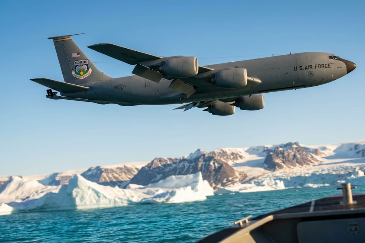 Escala la tensión en el Ártico: Aviones militares de Estados Unidos y Canadá alistan su llegada a la base espacial de Groenlandia tras el retiro de las tropas europeas y en medio de las amenazas arancelarias de Donald Trump