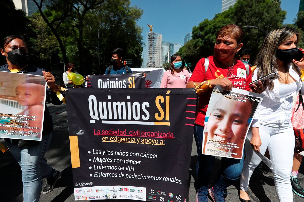 Familiares de pacientes con cáncer en México protestan por la escasez de medicinas