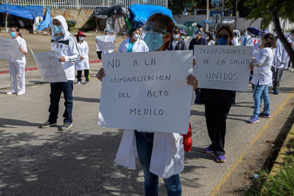 "No somos criminales": Trabajadores de la salud marchan en Chiapas para exigir libertad de médico