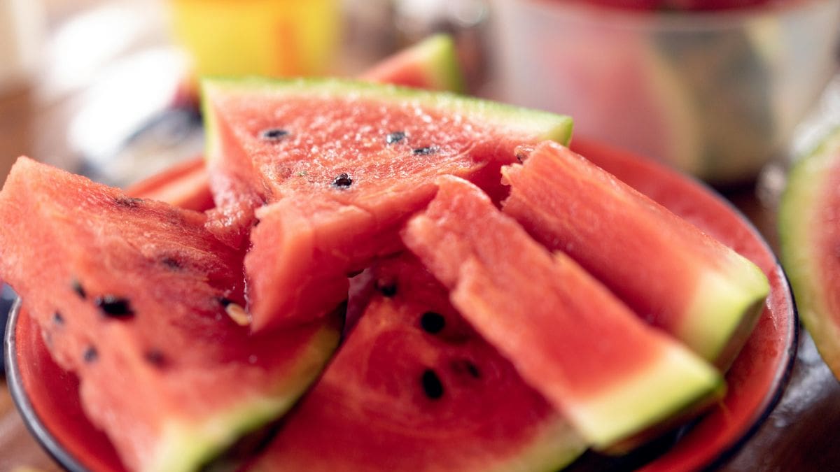 Comer sandía en la noche sí puede afectar a personas con diabetes, problemas digestivos o sueño ligero, aunque expertos aseguran que no representa un riesgo general para la salud
