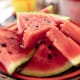 Comer sandía en la noche sí puede afectar a personas con diabetes, problemas digestivos o sueño ligero, aunque expertos aseguran que no representa un riesgo general para la salud