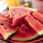 Comer sandía en la noche sí puede afectar a personas con diabetes, problemas digestivos o sueño ligero, aunque expertos aseguran que no representa un riesgo general para la salud