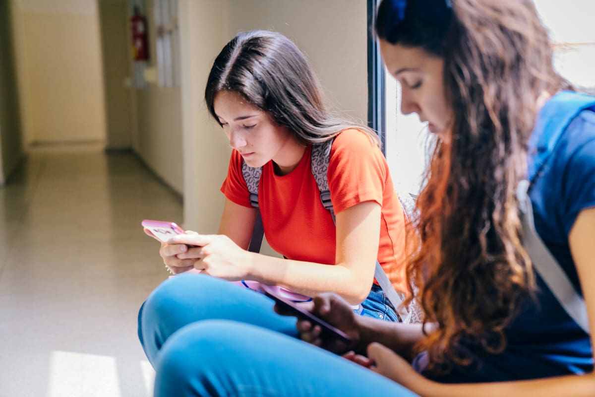 Familias de estudiantes deben prepararse ante posibles restricciones del uso del celular