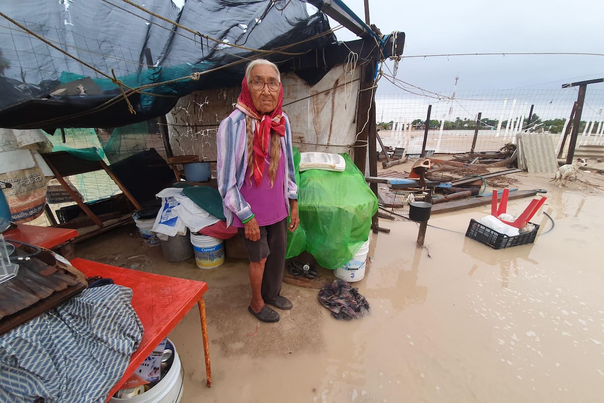 A sus 99 años Guadalupe saca a baldazos el agua de su hogar