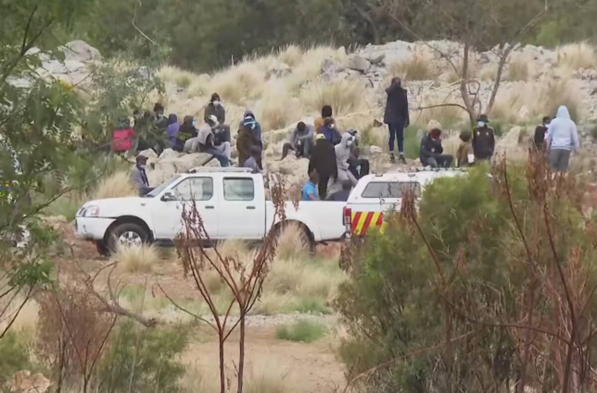 Voluntarios rescatistas y familiares de inmigrantes atrapados en la mina. / EuroNews