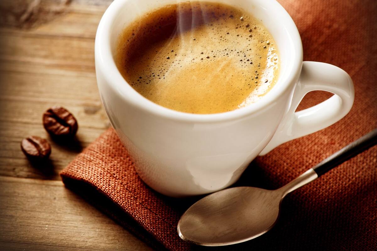 Beber seis tazas de café al día podría llevarte al cardiólogo