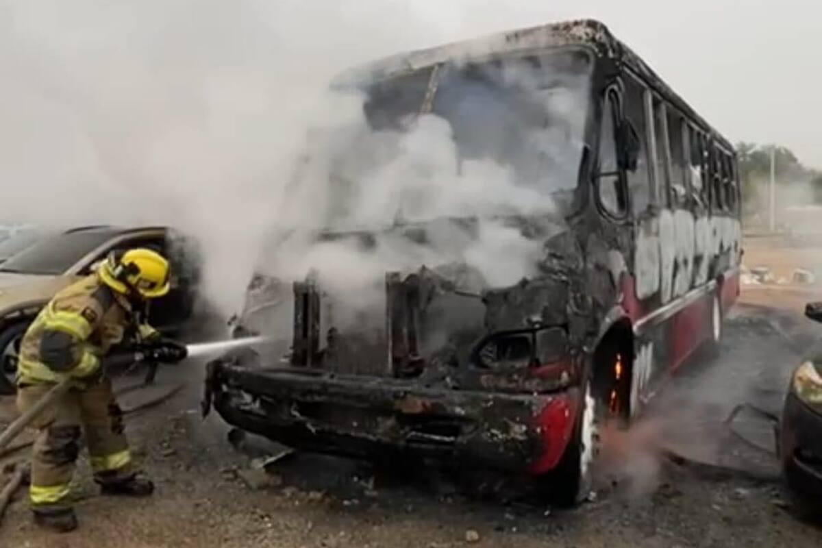 Hallan cadáver en un autobús incendiado