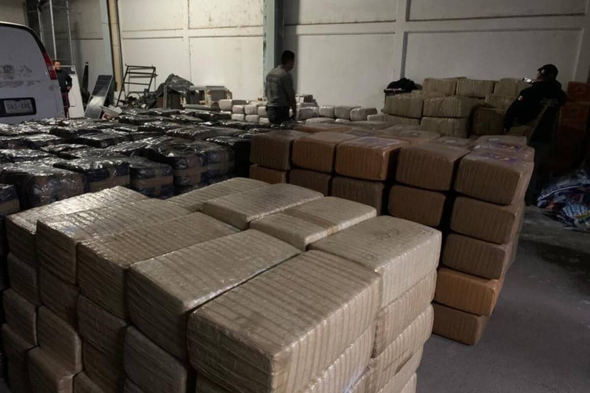 Aseguran 4 toneladas de mariguana en camión abandonado en carretera Guaymas-Hermosillo