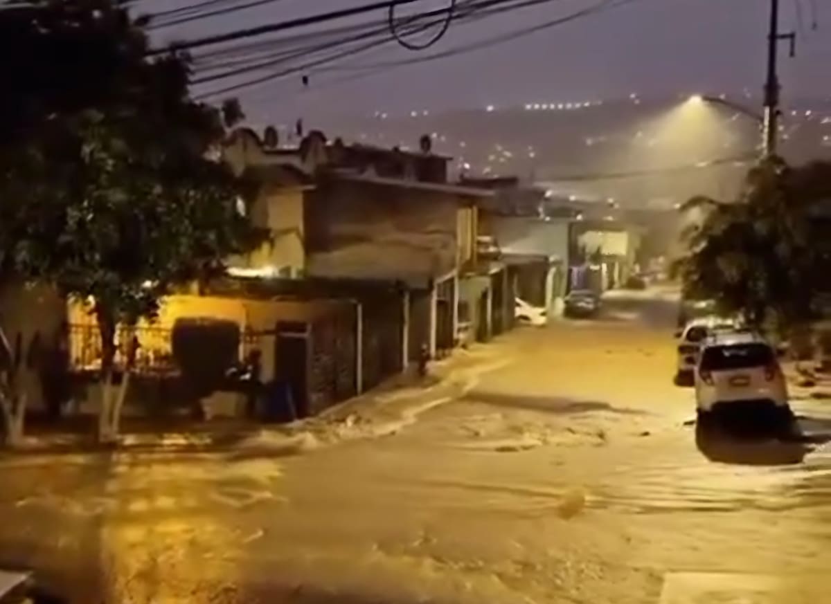 Residentes de la Privada Messina alertaron que el cauce de agua dirigido hacia su calle ha debilitado bardas, inundado patios y arrastrado vehículos, por lo que pidieron al 25 Ayuntamiento de Tijuana intervenir para evitar más daños y posibles deslizamientos. Foto: Cortesía