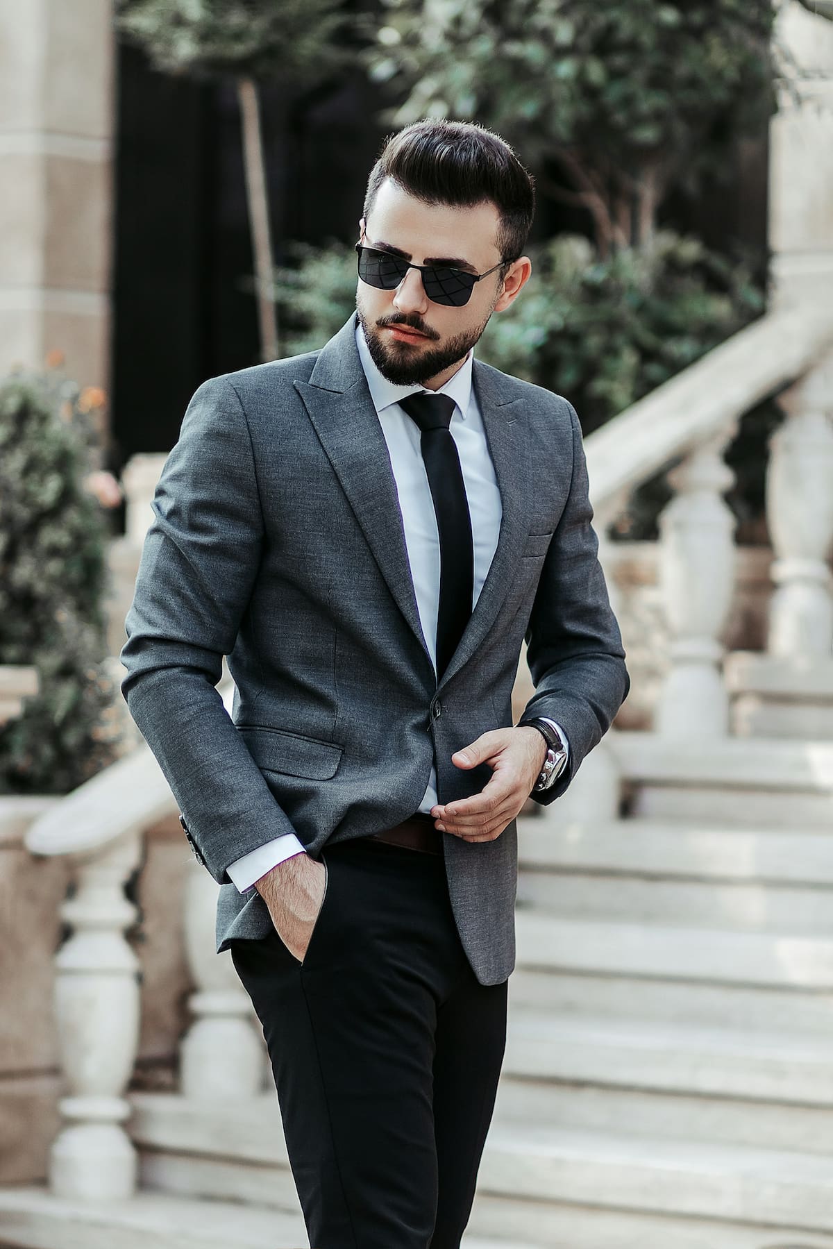 Traje gris.