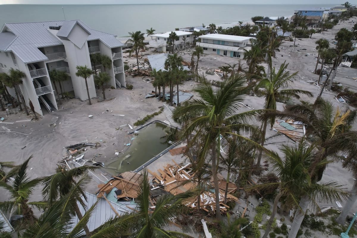 Los escombros están esparcidos en Manasota Key, Florida, tras el paso del huracán Milton, el viernes 11 de octubre de 2024. | Crédito: AP/Rebecca Blackwell