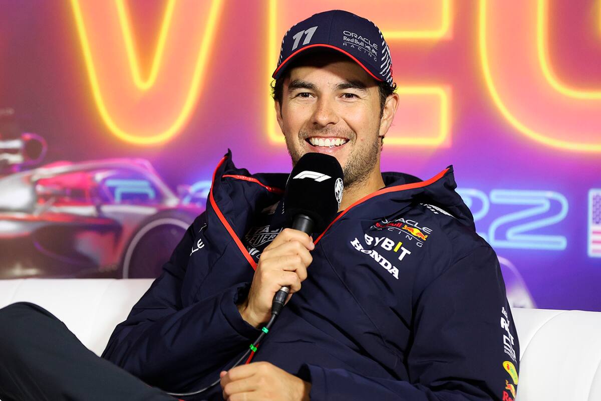 Checo Pérez felicita a Chicharito por su regreso triunfal a Chivas