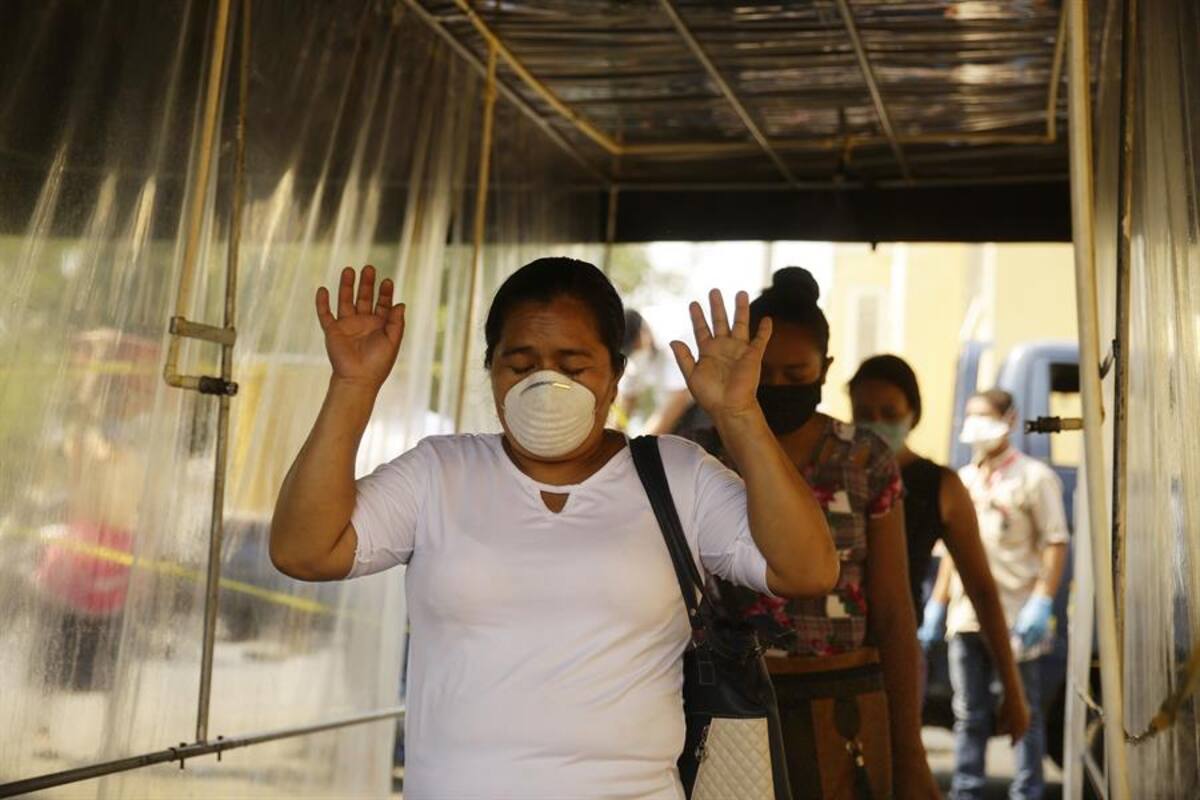 Una localidad salvadoreña trata de cercar al COVID-19 con un "túnel sanitario"